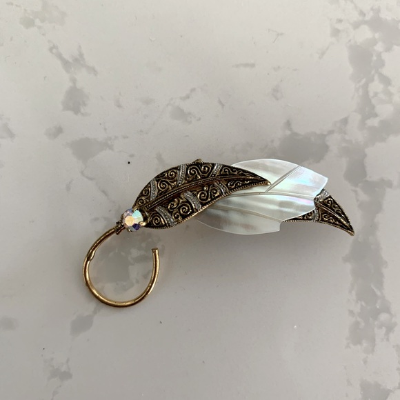 Vintage mother of pearl leaf brooch - Picture 1 of 2